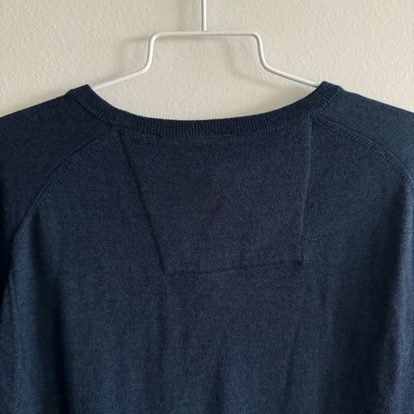 Calvin Klein V-Neck Extra Fine 100% Merino Wool Navy Blue Sweater Size Medium - Picture 12 of 14